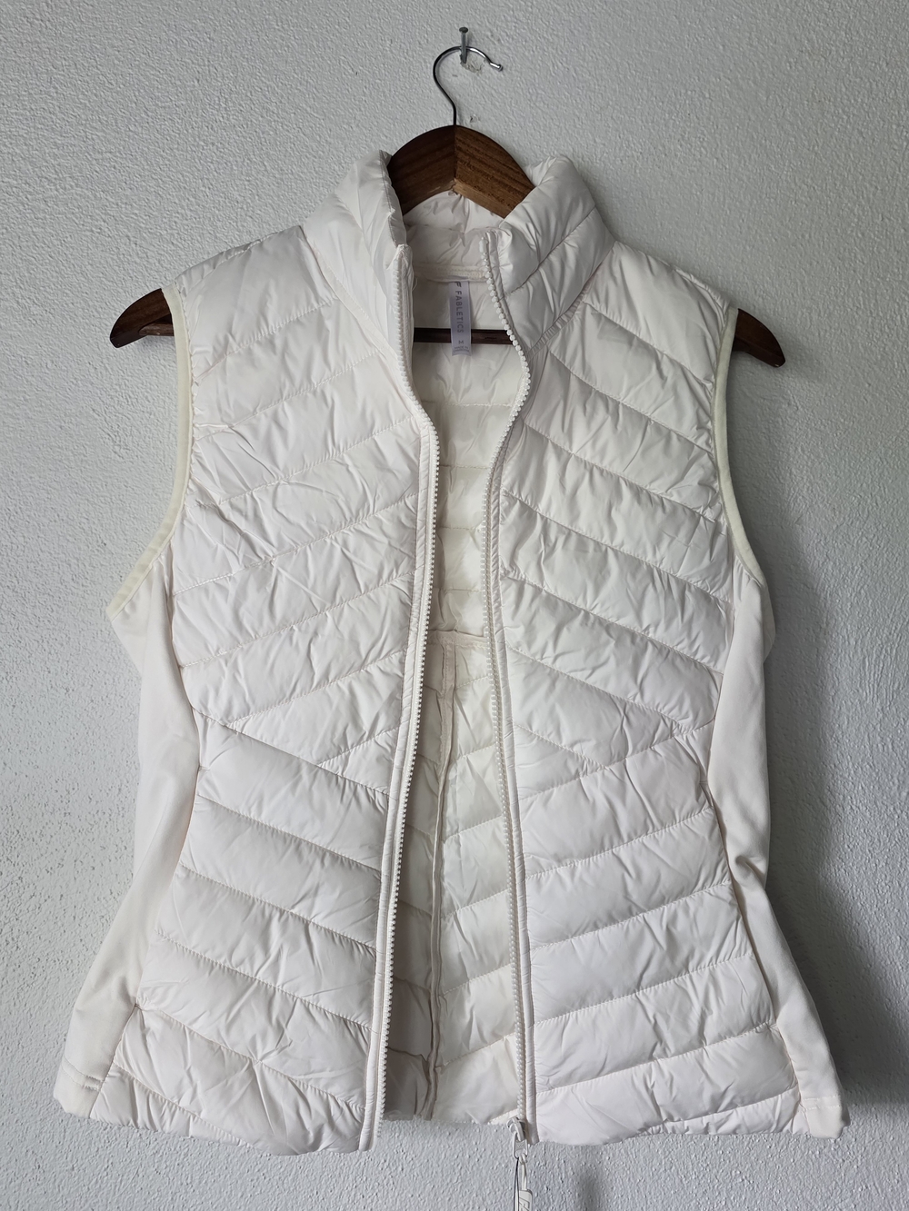 NWT Fabletics White Quilted Puffer Vest Zip Front Size M - Picture 2 of 8